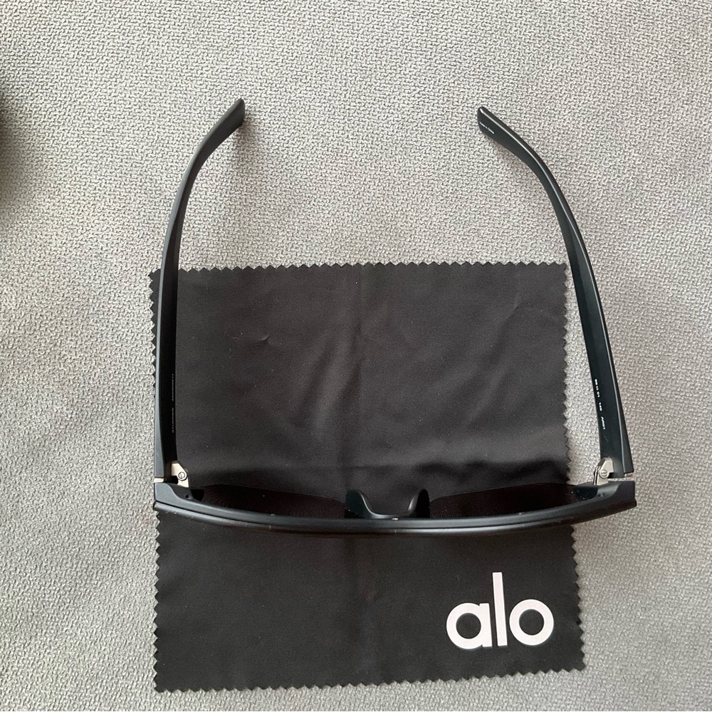 Alo Yoga Stunner Sunglasses Black - Picture 10 of 15